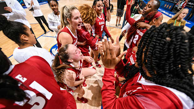 332022 The Alabama team reacts after a win_AlabamavsGeorgia_TVE_0644